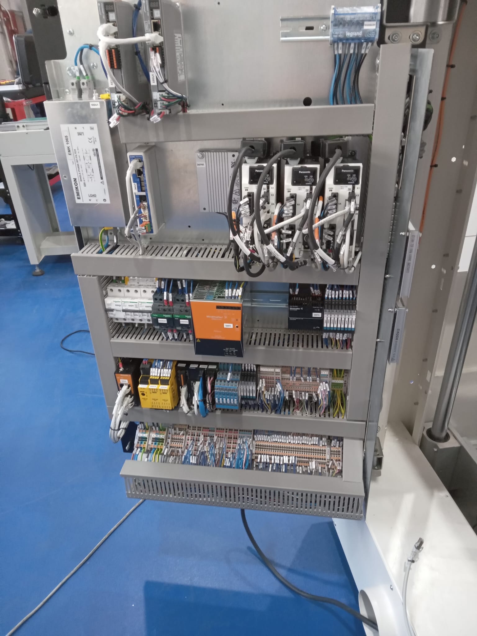 Cuadro eléctrico industrial DEX - Cableado ordenado